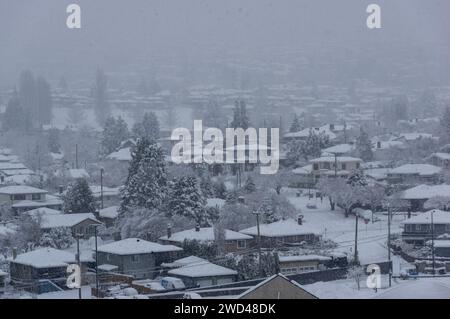 Una tempesta di neve ha gettato una coltre di neve su Brentwood e sul Brentwood Shopping Center. Vista dalla Torre 1 dell'incredibile complesso di Brentwood. Foto Stock