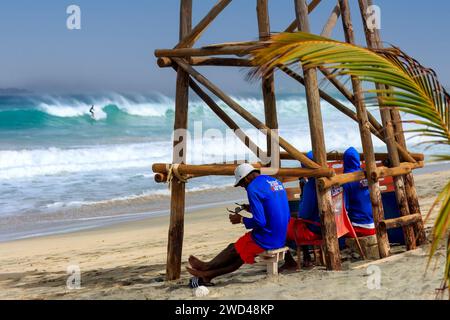Boa Vista , Capo Verde - 22 marzo 2018: Bagnini vicino a una torre, che sorveglia una ventosa spiaggia di Boa Vista Foto Stock