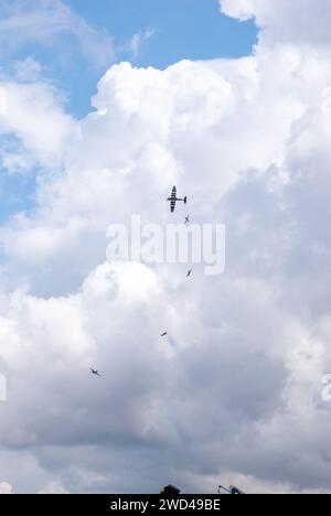 Spitfire combattimento tra le nuvole durante lo spettacolo aereo Flying Legends a Duxford. 11 display spitfire Foto Stock