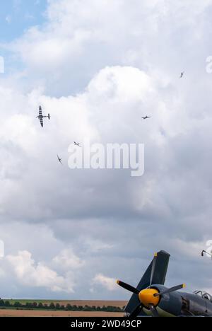 Spitfire combattimento tra le nuvole durante lo spettacolo aereo Flying Legends a Duxford. 11 display spitfire Foto Stock