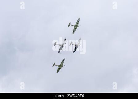 Spitfire combattimento tra le nuvole durante lo spettacolo aereo Flying Legends a Duxford. 11 display spitfire Foto Stock
