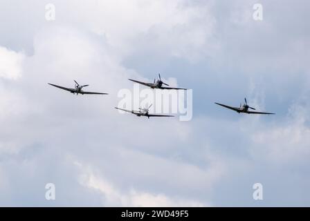 Spitfire combattimento tra le nuvole durante lo spettacolo aereo Flying Legends a Duxford. 11 display spitfire Foto Stock