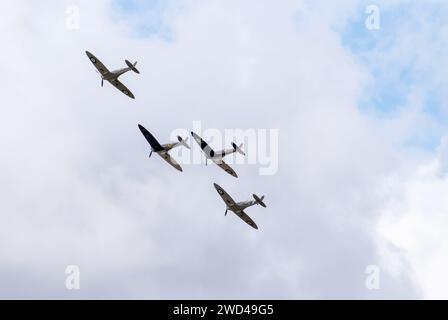 Spitfire combattimento tra le nuvole durante lo spettacolo aereo Flying Legends a Duxford. 11 display spitfire Foto Stock