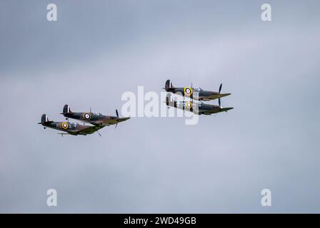 Spitfire combattimento tra le nuvole durante lo spettacolo aereo Flying Legends a Duxford. 11 display spitfire Foto Stock