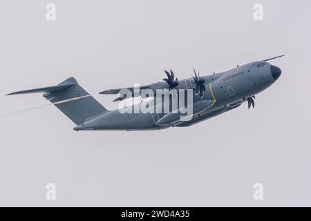 Luftwaffe A400M-180 Atlas airbus (numero 54 28) aereo da trasporto militare a quattro motori turboelica europea. Decolla e vola velocemente Foto Stock