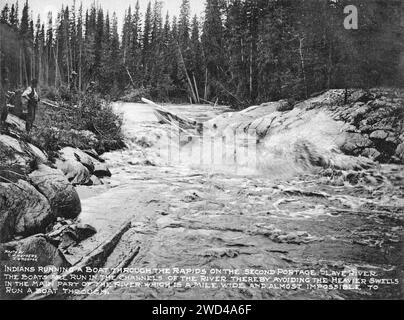 Una fotografia del 1901 di un cargo a fondo piatto che attraversa rapide su un canale laterale del fiume Slave in Alberta/territori del Nord-Ovest, scattata da C W Mathers in una spedizione nell'estremo nord del Canada e pubblicata nel suo libro «l'estremo Nord». Mathers ha descritto questa foto: Gli indiani [persone delle prime Nazioni] guidano una barca attraverso le rapide del secondo tratto, il fiume Slave. Le barche scorrono nei canali del fiume, evitando così i rigonfiamenti più pesanti nella parte principale del fiume, che è largo un miglio e quasi impossibile da attraversare. Foto Stock