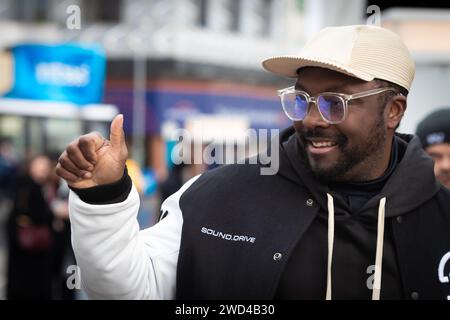 Davos, Svizzera. 18 gennaio 2024. Davos, CH 18 gennaio 2024. Fondatore e presidente, i.am Angel Foundation, Will.i.am lascia una tavola rotonda e cammina lungo la Promenade al World Economic Forum di quest'anno. Il terzo giorno dell'incontro WEF di Klaus Schwab ha visto celebrità e delegati partecipare ai numerosi incontri e discussioni che riuniscono leader globali e celebrità per plasmare il futuro del mondo. Crediti: Andy Barton/Alamy Live News Foto Stock