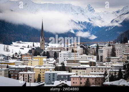 Davos, Svizzera. 18 gennaio 2024. Davos, CH 18 gennaio 2024. Una visione generale di Davos per il Forum economico mondiale di quest'anno. Il terzo giorno della riunione WEF di Klaus Schwab riunisce leader e industrie globali per plasmare il futuro del mondo. Crediti: Andy Barton/Alamy Live News Foto Stock