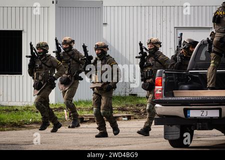 Forze speciali operatori tattici di polizia della Repubblica Ceca in una prova di negoziazione degli ostaggi al NATO Days Airshow. Foto Stock