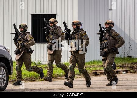 Forze speciali operatori tattici di polizia della Repubblica Ceca in una prova di negoziazione degli ostaggi al NATO Days Airshow. Foto Stock