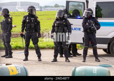 Agenti di polizia che arrestano i manifestanti durante una rivolta. La polizia di città della Repubblica Ceca městská policie in uniforme tattica durante una manifestazione a Ostrava. Foto Stock