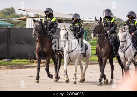 Polizia antisommossa a cavallo. Gli agenti di polizia della Repubblica Ceca cavalcavano i loro manzi contro una folla di manifestanti durante una manifestazione. Foto Stock