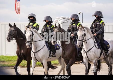 Polizia antisommossa a cavallo. Gli agenti di polizia della Repubblica Ceca cavalcavano i loro manzi contro una folla di manifestanti durante una manifestazione. Foto Stock