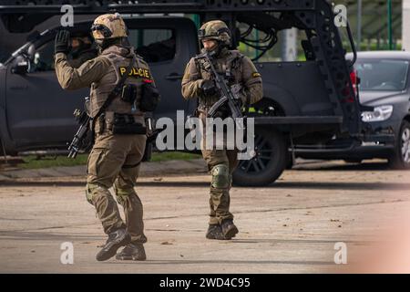 Forze speciali SWAT polizia e unità tattiche in ostaggi di salvataggio uniformi in uno scenario di addestramento al NATO Days Airshow 2022. Soldati con pistole difendono. Foto Stock