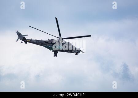 Czech Airforce mi-35 Hind Helicopter cannoniera '3366' che vola veloce alla NATO Days Airshow. I Vzdušné síly hanno ritirato l'elicottero sovietico Mi35. Foto Stock