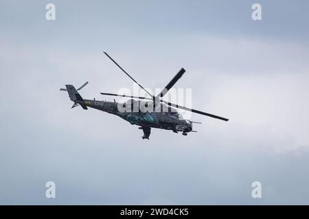 Czech Airforce mi-35 Hind Helicopter cannoniera '3366' che vola veloce alla NATO Days Airshow. I Vzdušné síly hanno ritirato l'elicottero sovietico Mi35. Foto Stock