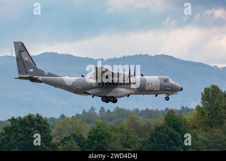 Aereo militare da trasporto merci che atterra all'aeroporto di Leoš Janáček. Aeronautica polacca EADS CASA/AIRBUS C-295 (numero 021) che vola in basso con le ruote di atterraggio Foto Stock