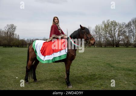 Donna ungherese a cavallo, in tradizionale gonna tricolore ungherese. La battaglia di Tapiobicske è la rivoluzione del 1848-49 e la guerra di indepen Foto Stock