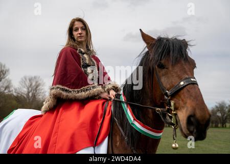 Donna ungherese a cavallo, in tradizionale gonna tricolore ungherese. La battaglia di Tapiobicske è la rivoluzione del 1848-49 e la guerra di indepen Foto Stock