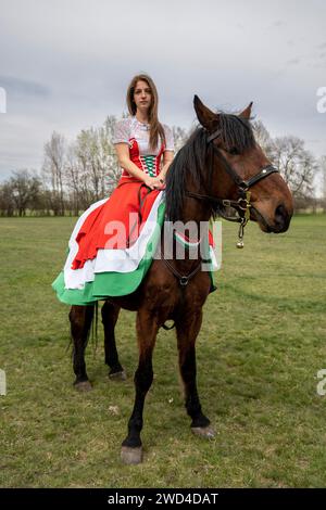 Donna ungherese a cavallo, in tradizionale gonna tricolore ungherese. La battaglia di Tapiobicske è la rivoluzione del 1848-49 e la guerra di indepen Foto Stock