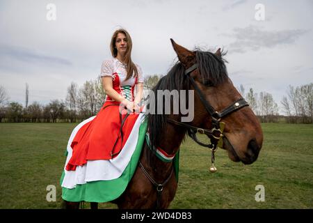 Donna ungherese a cavallo, in tradizionale gonna tricolore ungherese. La battaglia di Tapiobicske è la rivoluzione del 1848-49 e la guerra di indepen Foto Stock