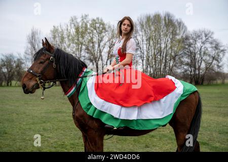 Donna ungherese a cavallo, in tradizionale gonna tricolore ungherese. La battaglia di Tapiobicske è la rivoluzione del 1848-49 e la guerra di indepen Foto Stock