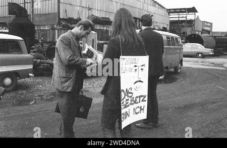 Persönlichkeiten aus 1965-71 DEU, Deutschland, Dortmund: Persönlichkeiten aus der Politik, Wirtschaft und Kultur aus den Jahren 1965-71. DEU, Germania, Dortmund: Personalità della politica, degli affari e della cultura dagli anni 1965-71. NRW *** personalità del 1965 71 DEU, Germania, Dortmund personalità della politica, degli affari e della cultura degli anni 1965 71 DEU, Germania, Dortmund personalità della politica, degli affari e della cultura degli anni 1965 71 NRW Foto Stock