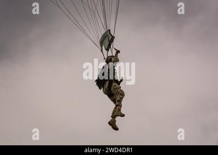 Forze speciali polacche JW AGAT tattico HALO paradrop al NATO Days Airshow all'aeroporto di Leoš Janáček. Soldati in un'esercitazione di rievocazione di un gioco di guerra Foto Stock