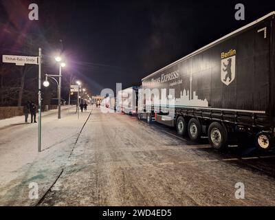 Berlin, Deutschland, 18.01.2024: Brandenburger Tor: Demo von Speditionsgewerbe: LKW-Fahrer stehen mit ihren Trucks auf der Straße des 17. Juni und protestieren gegen die Ampel-Regierung, unter anderem konkret gegen Maut-Erhöhung und CO2-Steuer **** Berlino, Germania, 18 01 2024 Brandenburger Tor Demo dei camionisti del settore degli autocarri si trovano con i loro camion per strada il 17 giugno e protestano contro il governo a semaforo, tra le altre cose specificamente contro l'aumento del pedaggio e la tassa CO2 Copyright: xdtsxNachrichtenagenturx dts 28955 Foto Stock