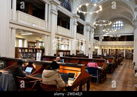 Interno della Bristol Central Library, lettura con spazio per personal computer portatile Foto Stock