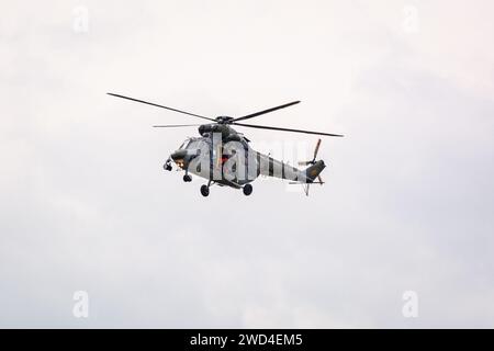 PZL W-3 Sokół Helicopter operato dalla forza aerea ceca (Vzdušné síly) che esegue una missione di salvataggio a Ostrava. L'elicottero evacua le persone Foto Stock