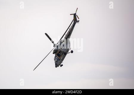 PZL W-3 Sokół Helicopter operato dalla forza aerea ceca (Vzdušné síly) che esegue una missione di salvataggio a Ostrava. L'elicottero evacua le persone Foto Stock