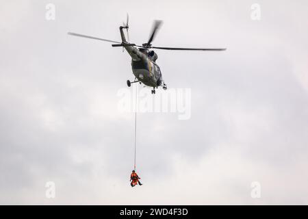 PZL W-3 Sokół Helicopter operato dalla forza aerea ceca (Vzdušné síly) che esegue una missione di salvataggio a Ostrava. L'elicottero evacua le persone Foto Stock