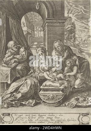 Famiglia Heilig con Anna a un John de Doper, Anonimo, dopo Cornelis Cort, dopo Taddeo Zuccaro, stampa del 1575 per un portico, Maria, Anna e Giovanni Battista sono seduti con l'Agnello. Maria tiene il bambino su una culla. Joseph a sinistra con un libro aperto sul tavolo, occhiali in mano. Vista posteriore destra di un paesaggio collinare. Sotto lo spettacolo un verso in latino. Carta di Roma incisione della Sacra famiglia con Giovanni Battista (da bambino) Foto Stock