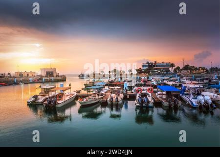 Golden Hour Harbor: Cattura la tranquilla bellezza dell'alba nel cantiere nautico di Fanateer Beach, al Jubail City, Arabia Saudita. Foto Stock