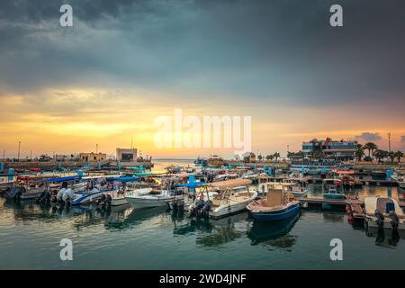 Golden Hour Harbor: Cattura la tranquilla bellezza dell'alba nel Boats Yard di Fanateer Beach, al Jubail City Foto Stock