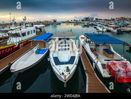 Golden Hour Harbor: Cattura la tranquilla bellezza dell'alba nel cantiere nautico di Fanateer Beach, al Jubail City, Arabia Saudita Foto Stock