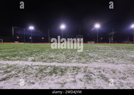 Utrecht, Paesi Bassi. 18 gennaio 2024. UTRECHT, PAESI BASSI - 18 GENNAIO: Il campo ghiacciato prima della partita di TOTO KNVB Cup tra USV Hercules e SC Cambuur allo Sportpark Zoudenbalch il 18 gennaio 2024 a Utrecht, Paesi Bassi. (Foto di Ben Gal/Orange Pictures). Partita annullata credito: Orange Pics BV/Alamy Live News Foto Stock