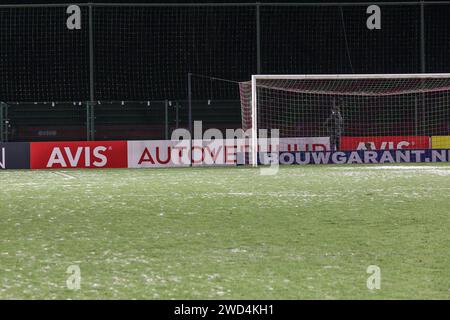 Utrecht, Paesi Bassi. 18 gennaio 2024. UTRECHT, PAESI BASSI - 18 GENNAIO: Tabellone pubblicitario di Avis durante la partita della TOTO KNVB Cup tra USV Hercules e SC Cambuur allo Sportpark Zoudenbalch il 18 gennaio 2024 a Utrecht, Paesi Bassi. (Foto di Ben Gal/Orange Pictures) credito: Orange Pics BV/Alamy Live News Foto Stock