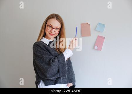 una ragazza manager o insegnante fa una presentazione Foto Stock