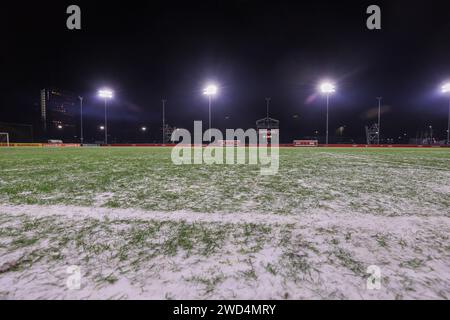 Utrecht, Paesi Bassi. 18 gennaio 2024. UTRECHT, PAESI BASSI - 18 GENNAIO: Il campo ghiacciato prima della partita di TOTO KNVB Cup tra USV Hercules e SC Cambuur allo Sportpark Zoudenbalch il 18 gennaio 2024 a Utrecht, Paesi Bassi. (Foto di Ben Gal/Orange Pictures). Partita annullata credito: dpa/Alamy Live News Foto Stock