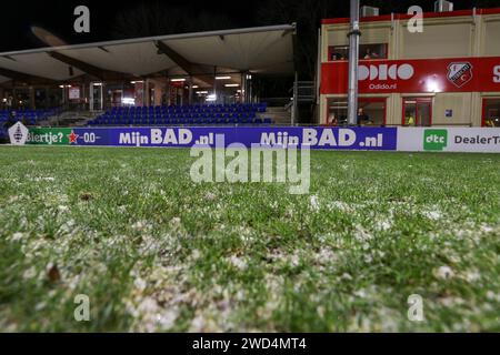 Utrecht, Paesi Bassi. 18 gennaio 2024. UTRECHT, PAESI BASSI - 18 GENNAIO: Il campo ghiacciato prima della partita di TOTO KNVB Cup tra USV Hercules e SC Cambuur allo Sportpark Zoudenbalch il 18 gennaio 2024 a Utrecht, Paesi Bassi. (Foto di Ben Gal/Orange Pictures). Partita annullata credito: dpa/Alamy Live News Foto Stock