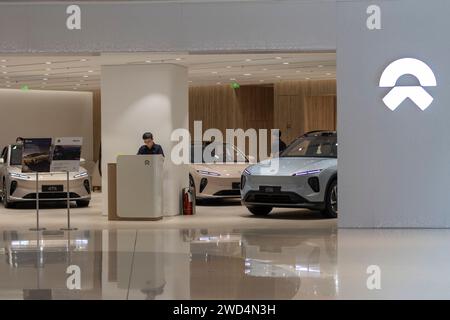 La berlina elettrica di medie dimensioni NIO ET5 e il SUV elettrico di medie dimensioni ES6 sono esposti in un negozio NIO a Shanghai, Cina, lunedì 26 giugno 2023. Foto Stock