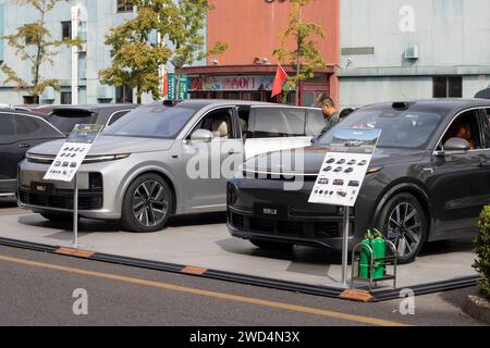 I SUV crossover elettrici di medie dimensioni li L8 e L7 sono esposti presso uno stand all'aperto presso gli Yansha Outlets di Pechino, Cina, mercoledì 4 ottobre 2023. Foto Stock