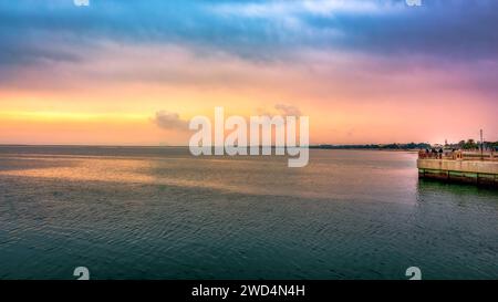 Golden Hour Harbor: Cattura la tranquilla bellezza dell'alba a Fanateer Beach, al Jubail City, Arabia Saudita. Foto Stock
