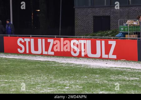 Utrecht, Paesi Bassi. 18 gennaio 2024. UTRECHT, PAESI BASSI - 18 GENNAIO: Tabellone pubblicitario di Stulz durante la partita della TOTO KNVB Cup tra USV Hercules e SC Cambuur allo Sportpark Zoudenbalch il 18 gennaio 2024 a Utrecht, Paesi Bassi. (Foto di Ben Gal/Orange Pictures) credito: dpa/Alamy Live News Foto Stock