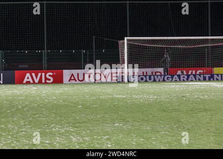 Utrecht, Paesi Bassi. 18 gennaio 2024. UTRECHT, PAESI BASSI - 18 GENNAIO: Tabellone pubblicitario di Avis durante la partita della TOTO KNVB Cup tra USV Hercules e SC Cambuur allo Sportpark Zoudenbalch il 18 gennaio 2024 a Utrecht, Paesi Bassi. (Foto di Ben Gal/Orange Pictures) credito: dpa/Alamy Live News Foto Stock