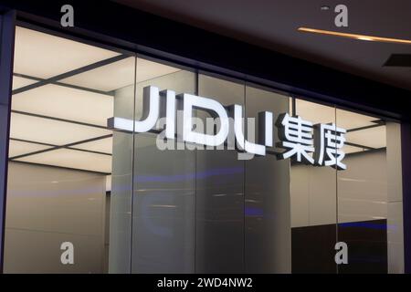Il logo JIDU è stato visto in uno dei suoi negozi a Shanghai, Cina, il 20 agosto 2023. Foto Stock