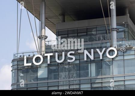 Il logo Lotus NYO viene visto nel suo flagship store a Shanghai, in Cina, il 21 agosto 2023. Foto Stock