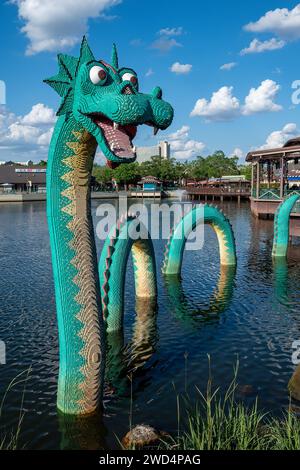 Disney Springs Lego Sea Serpent chiamato Brickley, spesso ritenuto il mostro di Loch Ness. Foto Stock